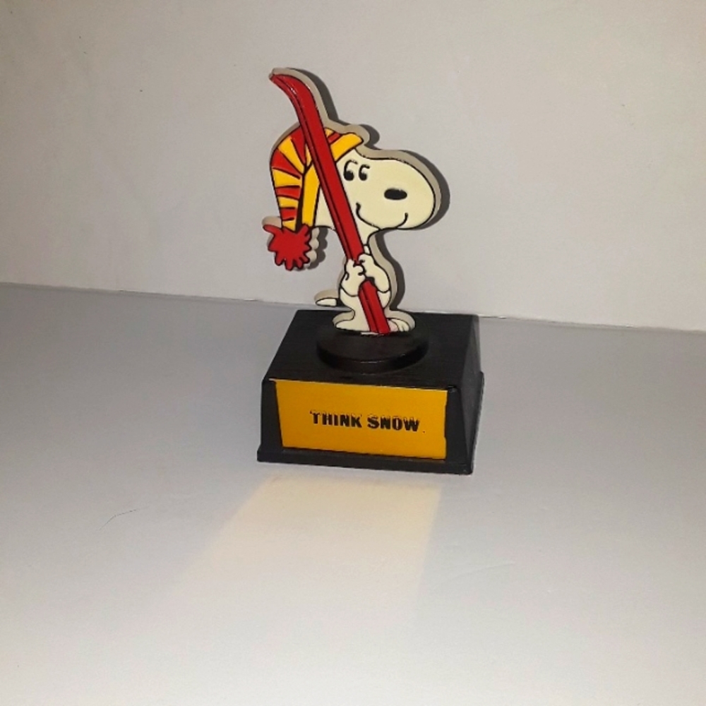 c RARE VINTAGE PEANUTS SNOOPY THINK SNOW AVIVA TROPHY